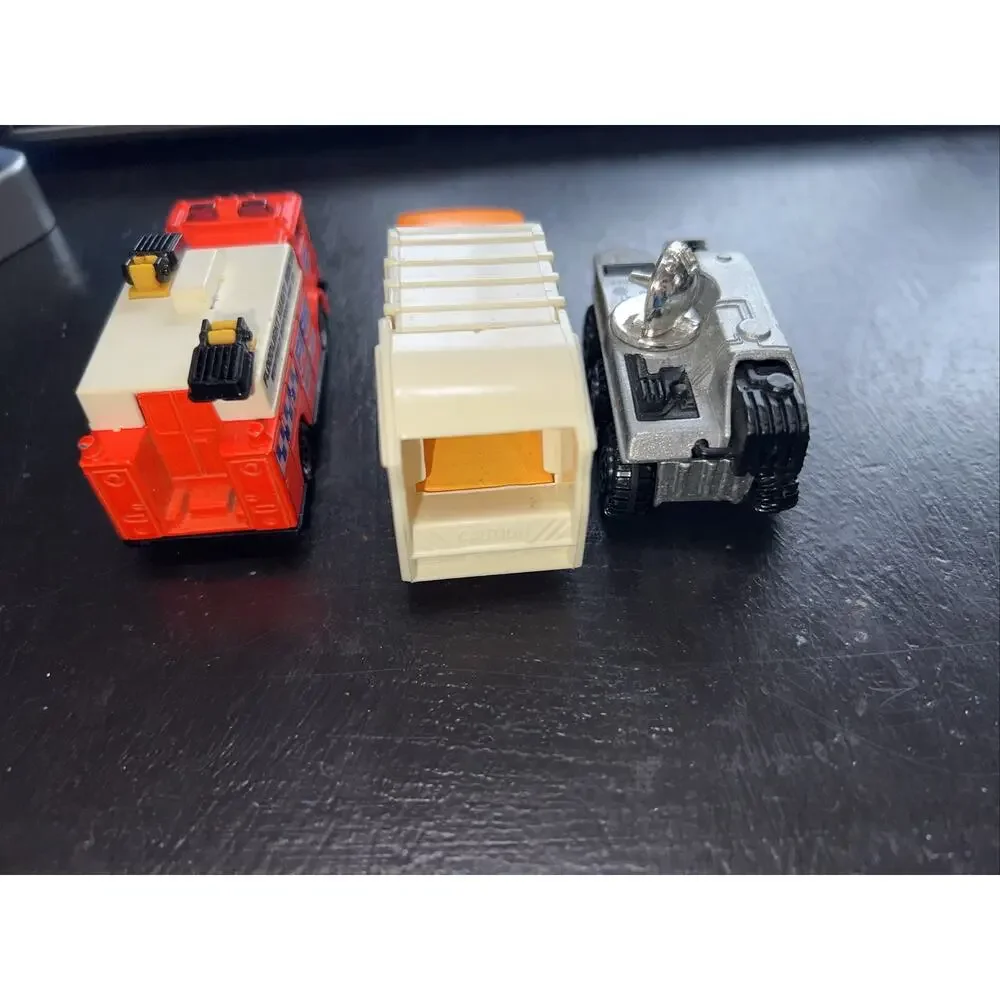Lot 8-Matchbox-Hot Wheels-REFUSE TRUCK-Space Rover-fire Rescue-twang-Batmobile￼